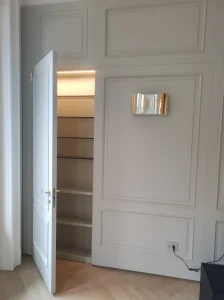 armadio nascosto dietro porta boiserie moderna laccata-turati boiseries