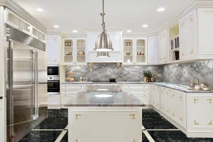 cucina laccata con decori-turati boiseries