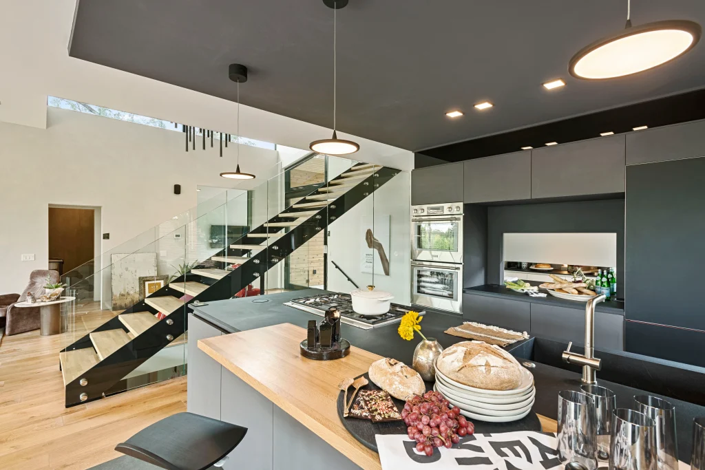 cucina moderna a disegno con penisola-turati boiseries