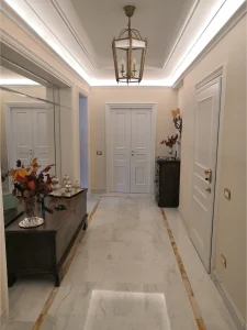 ingresso con rivestimento portali e porte-turati boiseries