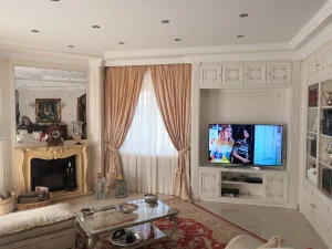 soggiorno a boiserie e mobile tv turati boiseries